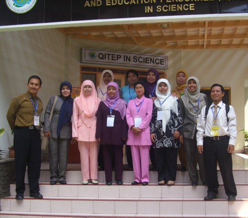 Guru Biologi SMA RSBI bersama Intruktur Ibu Eneng Susilawati di kantopr QITEP P4TKIPA BANDUNG